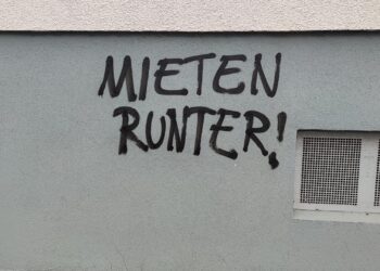 Graffiti mit Schriftzug `Mieten runter` (Archiv)