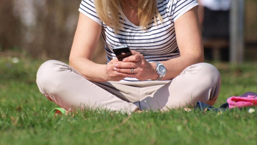 Smartphone-Nutzerin (Archiv)