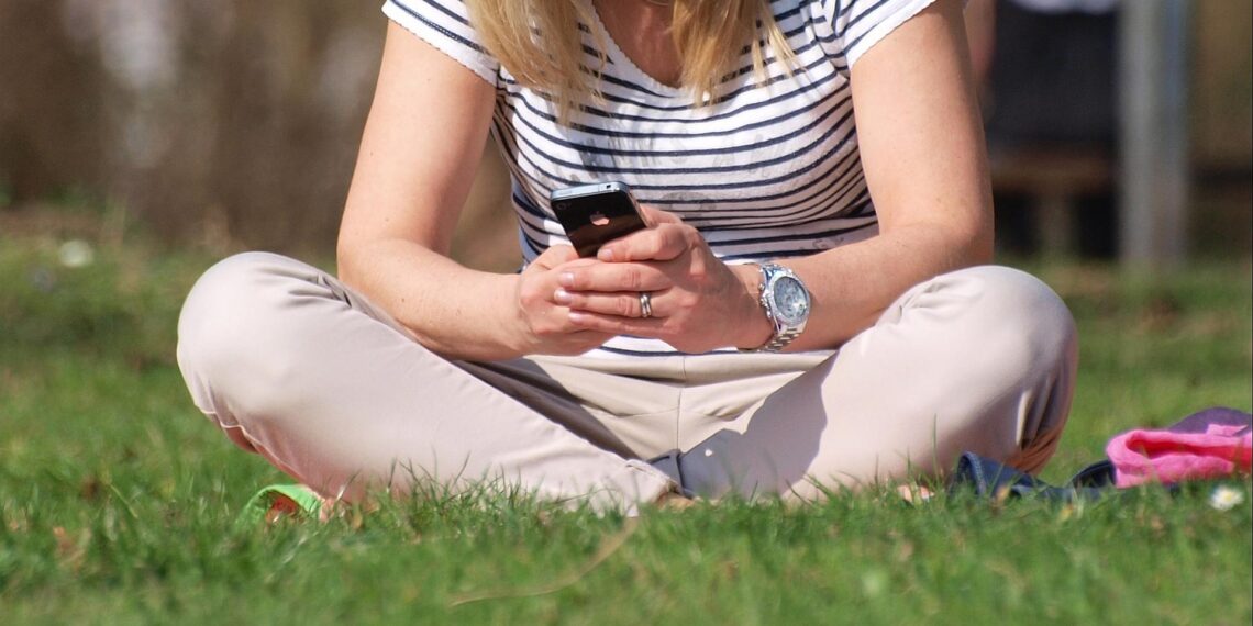 Smartphone-Nutzerin (Archiv)