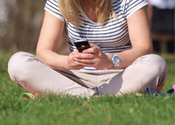 Kassen wollen Arztbesuche mit Rezepte-App reduzieren 2 Smartphone-Nutzerin (Archiv)