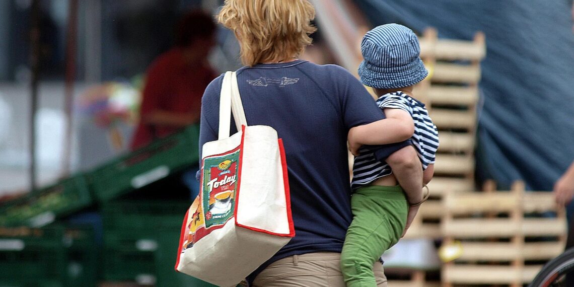 Frau mit Kind (Archiv)