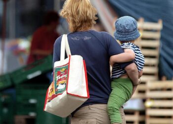 Sozialflügel widerspricht CDU-Wirtschaftsflügel zu Teilzeit-Recht 3 Frau mit Kind (Archiv)