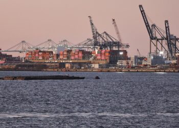 Bundesregierung senkt Wachstumsprognose wegen Exportschwäche 2 Industrieanlagen (Archiv)