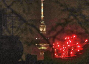 2026 hat begonnen - Viele Neuerungen treten in Kraft 2 Silvesterfeuerwerk am Berliner Fernsehturm
