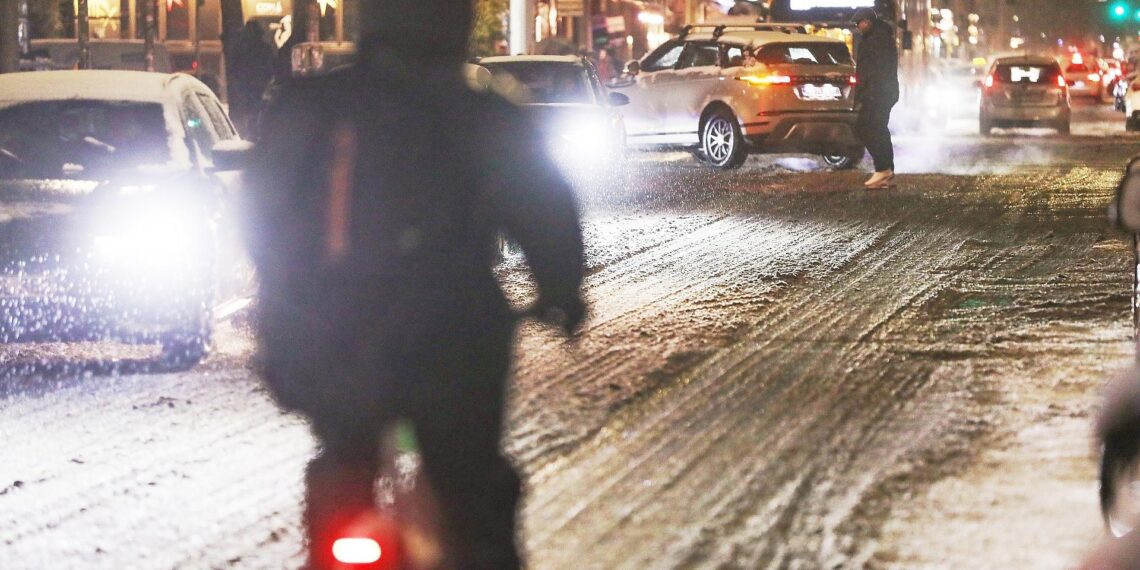 Blitzeis und Schnee - Wetterdienst weitet Unwetterwarnungen aus 1 Straßenverkehr unter winterlichen Bedingungen in Berlin (Archiv)