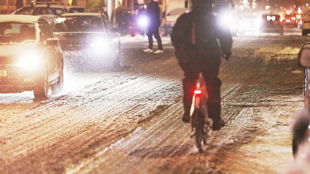 Starke Schneefälle und Glatteisgefahr in Deutschland erwartet 11 Straßenverkehr unter winterlichen Bedingungen in Berlin (Archiv)