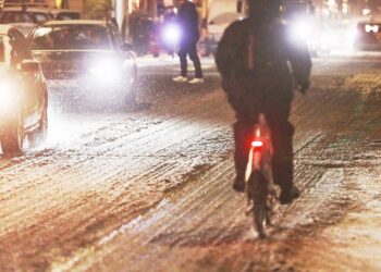 Straßenverkehr unter winterlichen Bedingungen in Berlin (Archiv)