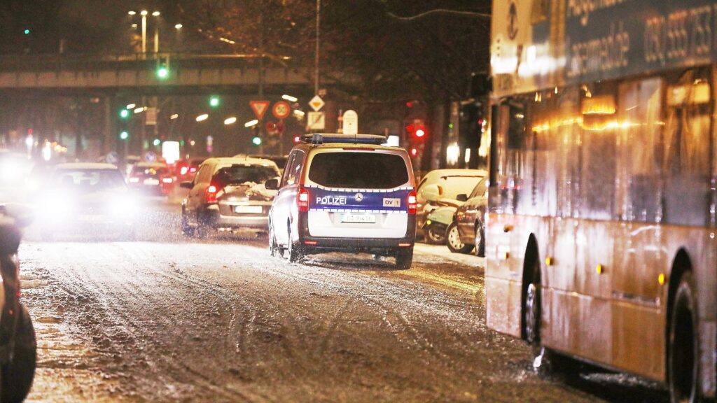 Straßenverkehr unter winterlichen Bedingungen (Archiv)