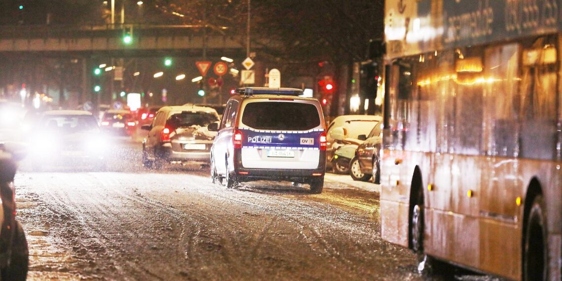 Städte- und Gemeindebund sieht keine Engpässe beim Streusalz 1 Straßenverkehr unter winterlichen Bedingungen (Archiv)