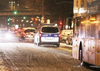 Straßenverkehr unter winterlichen Bedingungen (Archiv)