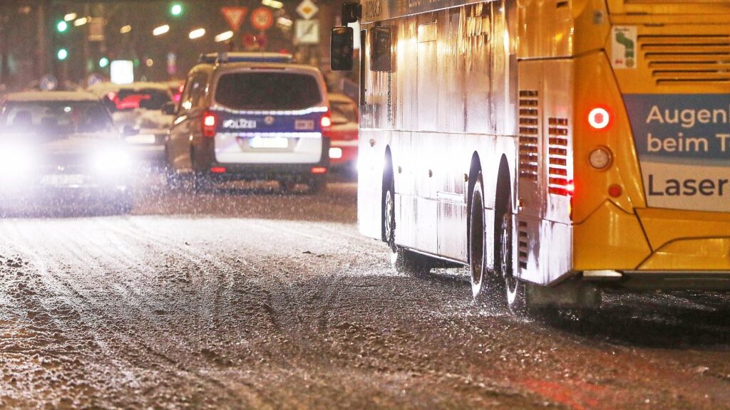 Straßenverkehr unter winterlichen Bedingungen in Berlin (Archiv)
