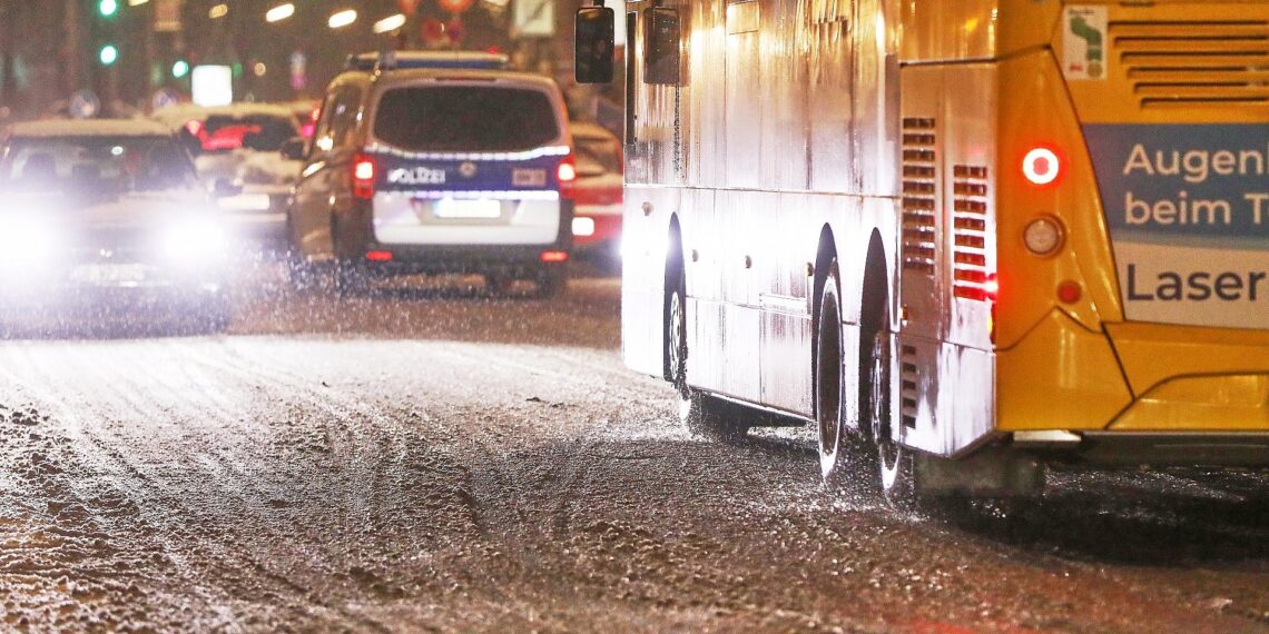 Straßenverkehr unter winterlichen Bedingungen in Berlin (Archiv)