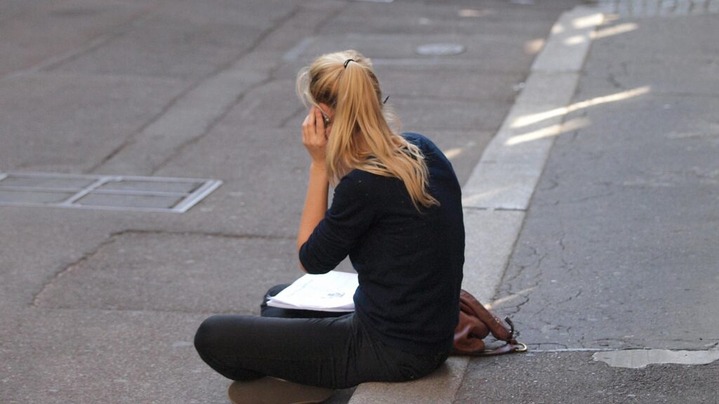 Junge Frau beim Telefonieren (Archiv)