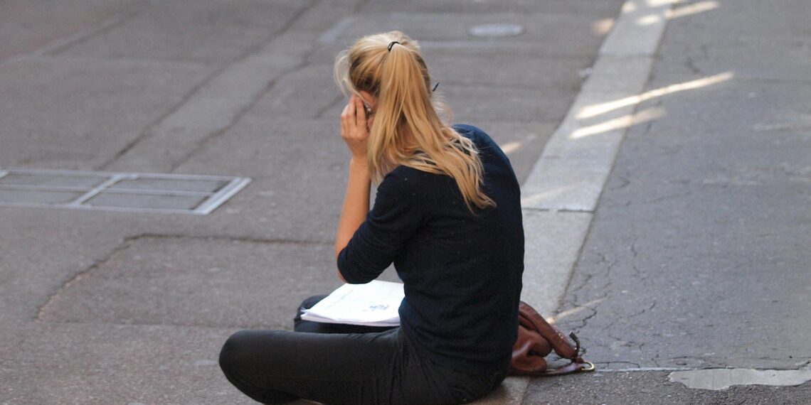 Junge Frau beim Telefonieren (Archiv)