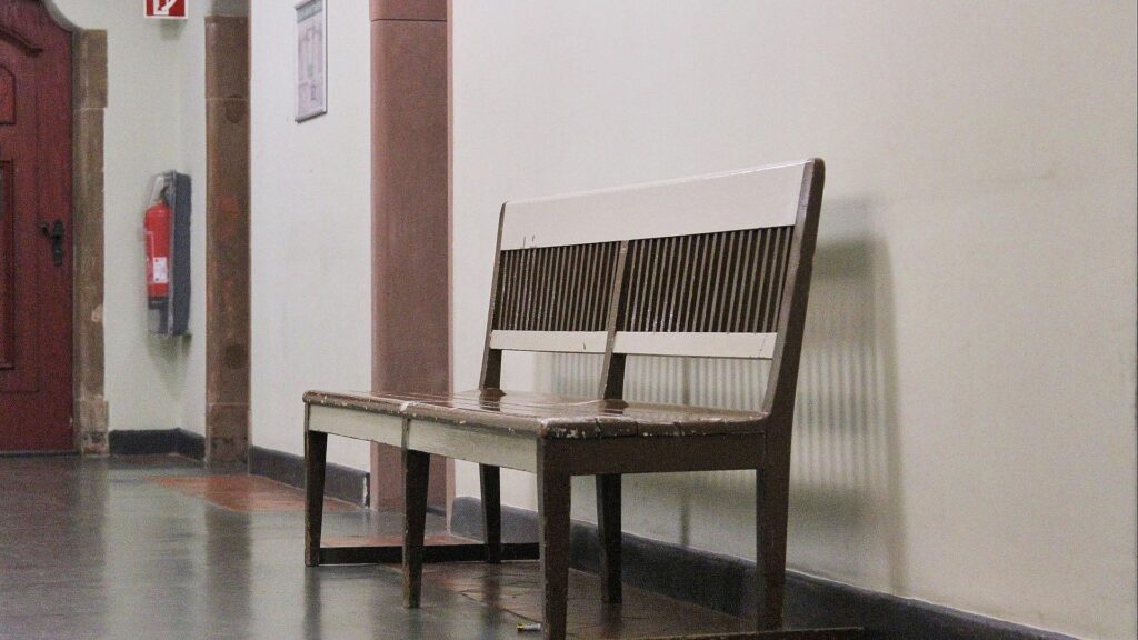 Sitzbank in einem Landgericht (Archiv)