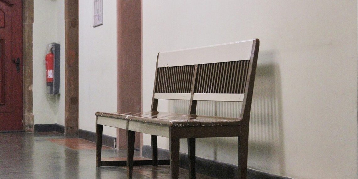 Sitzbank in einem Landgericht (Archiv)