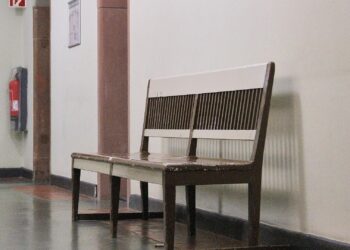 Sitzbank in einem Landgericht (Archiv)