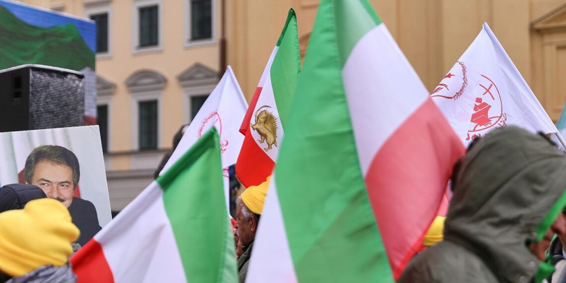 Iran-Fahnen (Archiv)