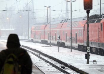 Bahn kündigt weitere Zugausfälle wegen "Winterwitterung" an 2 Winter bei der Deutschen Bahn (Archiv)