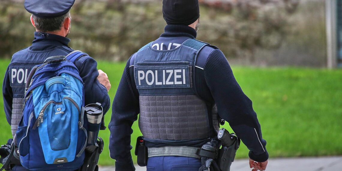 Zwei Polizisten (Archiv)