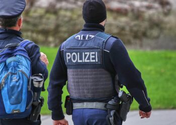 GdP: Kanzleramt braucht mehr Polizisten 2 Zwei Polizisten (Archiv)