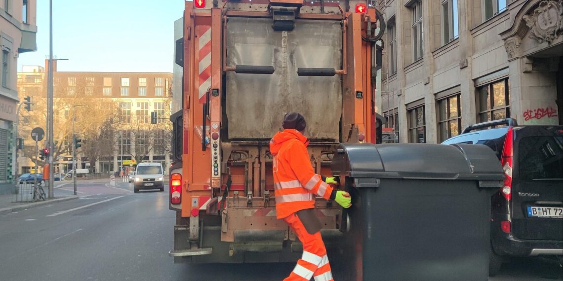 Akkus lösen immer häufiger Brände in Müllfahrzeugen aus 1 Berliner Stadtreinigung im Einsatz (Archiv)