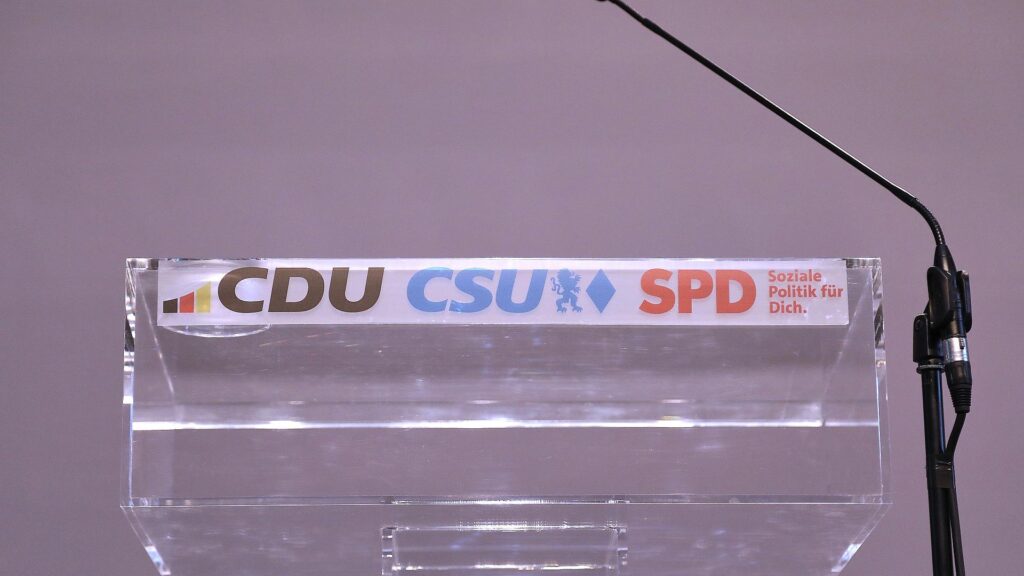 Rednerpult mit den Logos von CDU