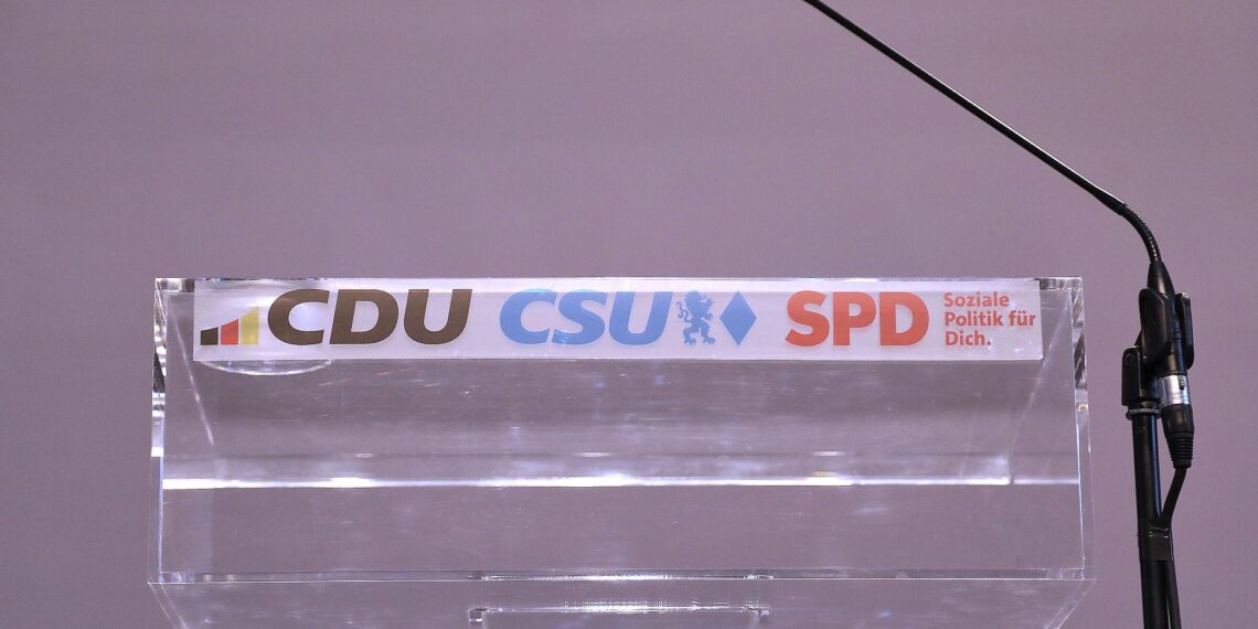 Koalitionsparteien verlieren Mitglieder 1 Rednerpult mit den Logos von CDU