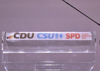 Koalitionsparteien verlieren Mitglieder 2 Rednerpult mit den Logos von CDU