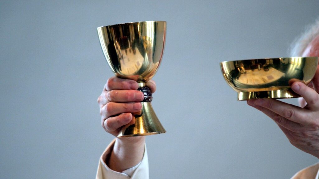 Katholischer Pfarrer in einer Messe (Archiv)