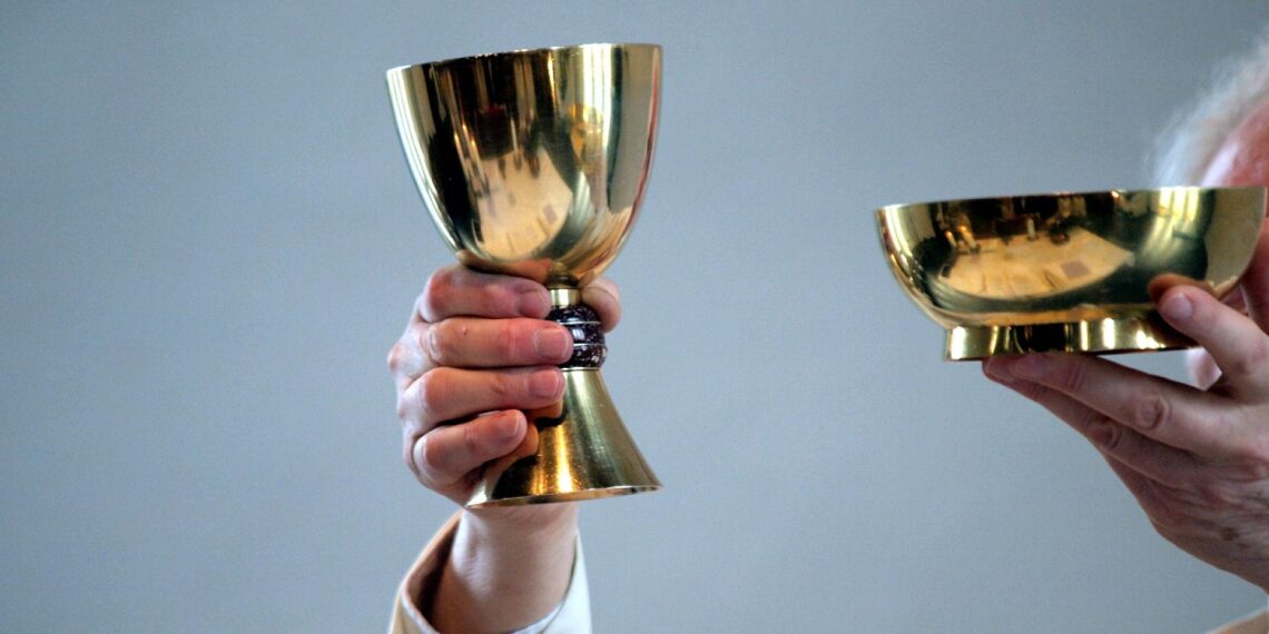 Katholischer Pfarrer in einer Messe (Archiv)