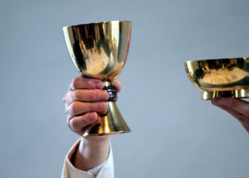 Katholischer Pfarrer in einer Messe (Archiv)