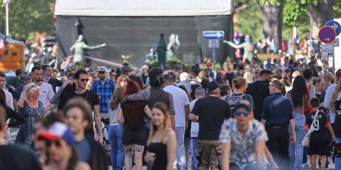 Menschen auf der Straße (Archiv)