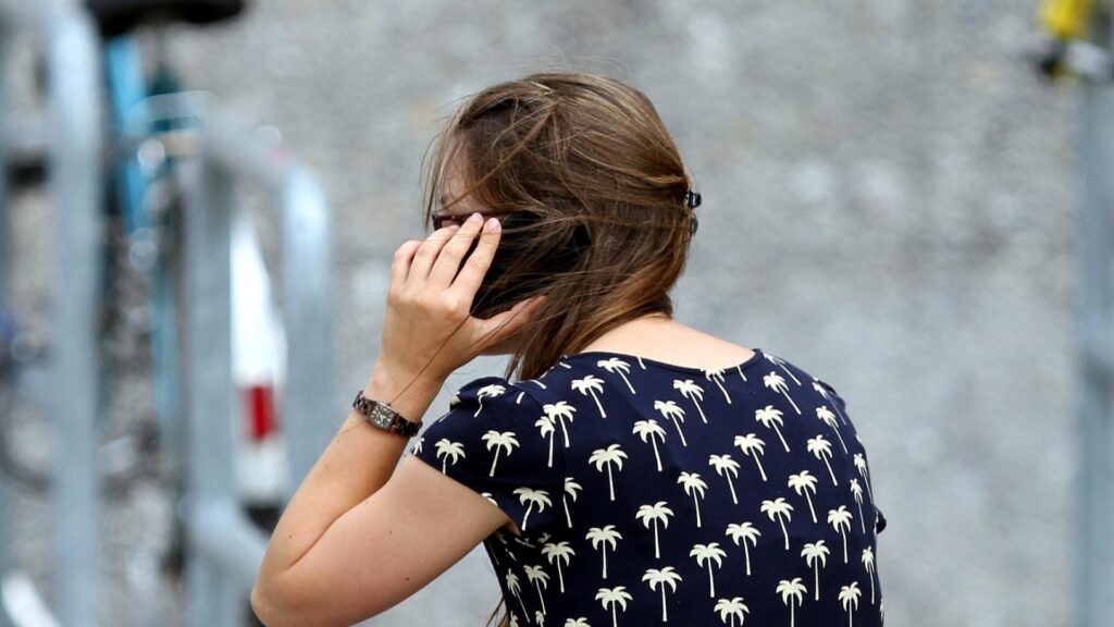 Junge Frau mit Handy (Archiv)