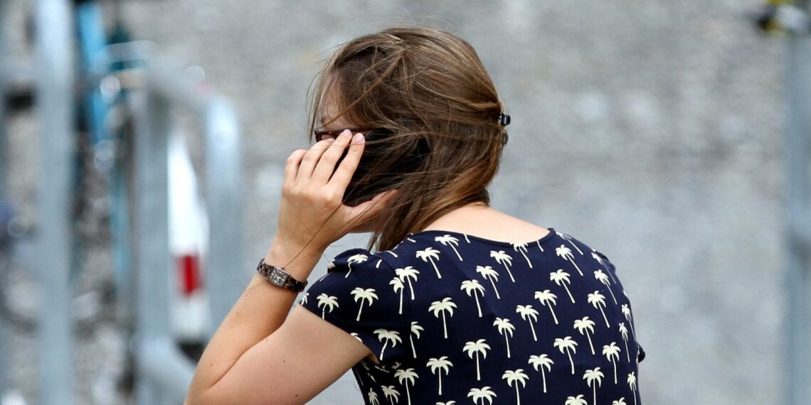 Junge Frau mit Handy (Archiv)