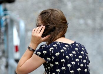 Junge Frau mit Handy (Archiv)