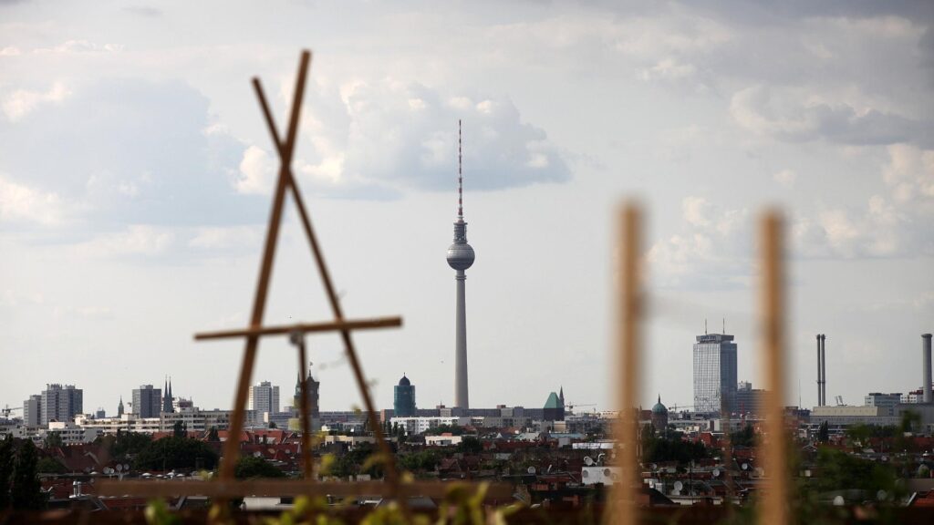 Dachterrasse in Berlin mit Blick auf den Berliner Fernsehturm (Archiv)