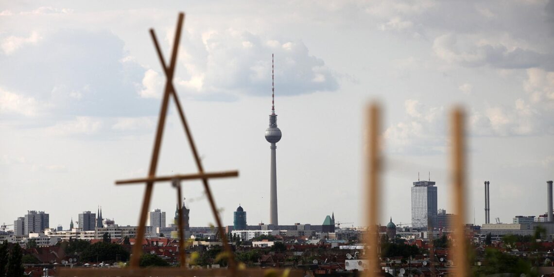 Dachterrasse in Berlin mit Blick auf den Berliner Fernsehturm (Archiv)