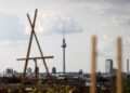 Dachterrasse in Berlin mit Blick auf den Berliner Fernsehturm (Archiv)