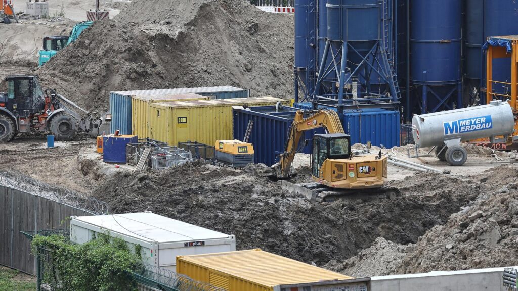 Höherer Auftragseingang im Bauhauptgewerbe im November 9 Baustelle (Archiv)