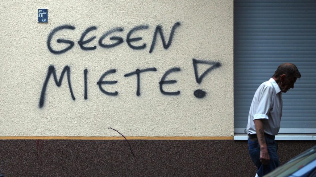 `Gegen Miete`-Graffiti an einer Hauswand in Berlin-Neukölln (Archiv)