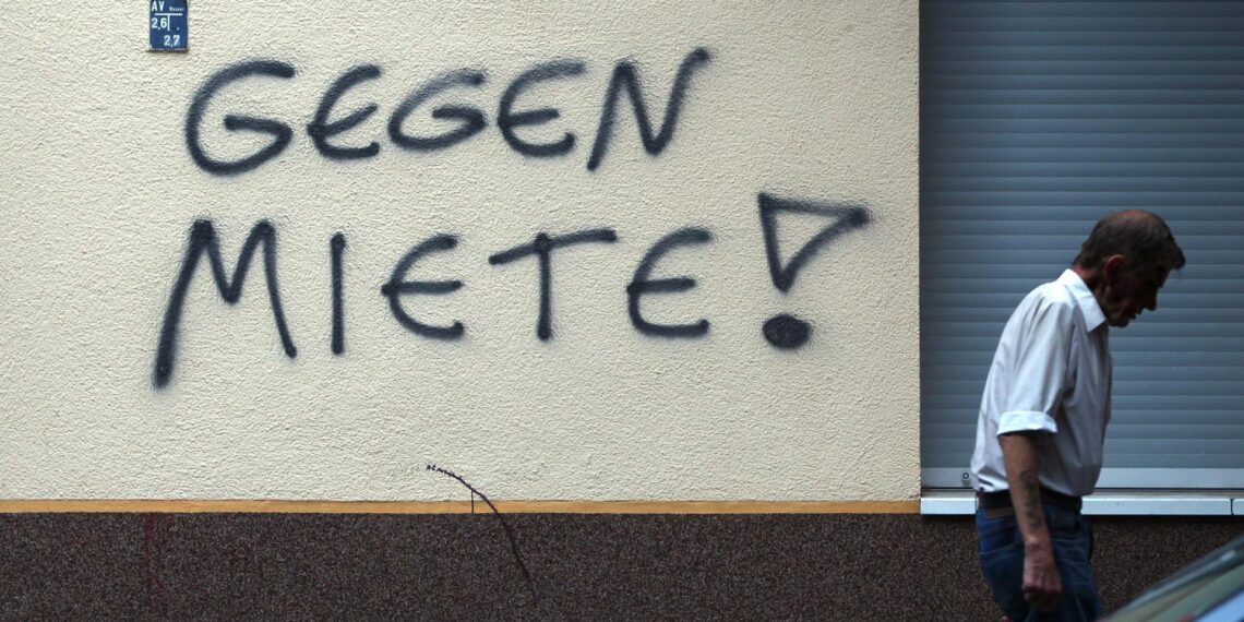 `Gegen Miete`-Graffiti an einer Hauswand in Berlin-Neukölln (Archiv)