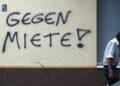 `Gegen Miete`-Graffiti an einer Hauswand in Berlin-Neukölln (Archiv)