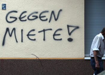 `Gegen Miete`-Graffiti an einer Hauswand in Berlin-Neukölln (Archiv)