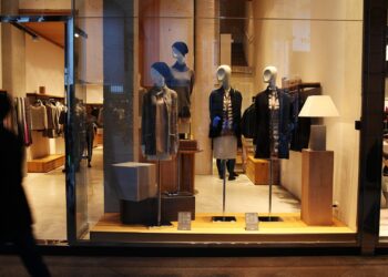 Modeindustrie will bei Textilgesetz beteiligt werden 5 Modeartikel-Geschäft (Archiv)