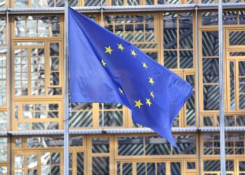 Klingbeil plant "Europa der zwei Geschwindigkeiten" 2 EU-Fahnen (Archiv)