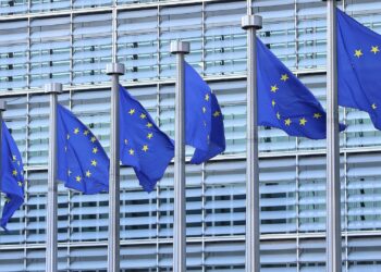 CDU will Stopp von EU-Initiativen zulasten der Wirtschaft 3 EU-Fahnen (Archiv)