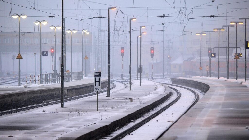 Bahn stellt Zugverkehr im Großraum Hannover zunächst ein 4 Winter bei der Deutschen Bahn (Archiv)