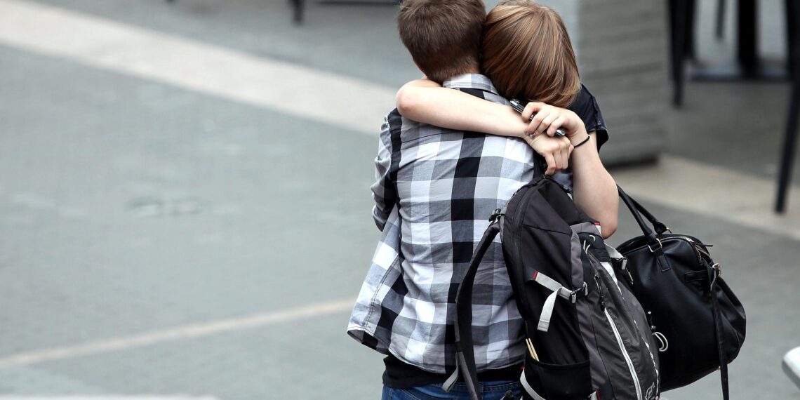 Umfrage: Jeder Vierte unter 30 beendet Beziehungen per Messenger 1 Junges Paar (Archiv)