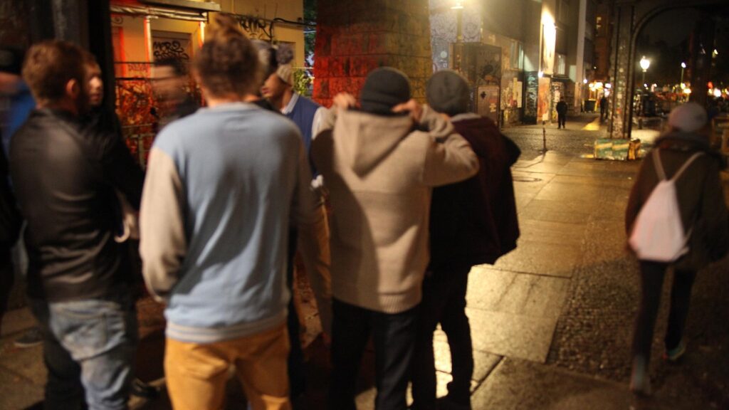 Bildungsministerin warnt vor Generation abgehängter junger Männer 2 Junge Männer (Archiv)